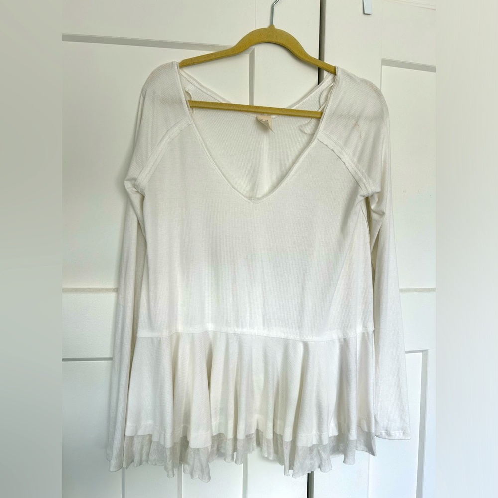 Free people white long sleeve. It has only been wore once. In great condition!